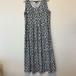 Woman’s black, white, and grey pattern sleeve less maxi dress. Size XL (16-18).